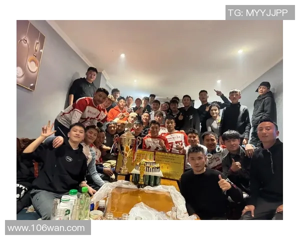 与足球明星亲密互动的瞬间展现了运动的热情与友谊的力量